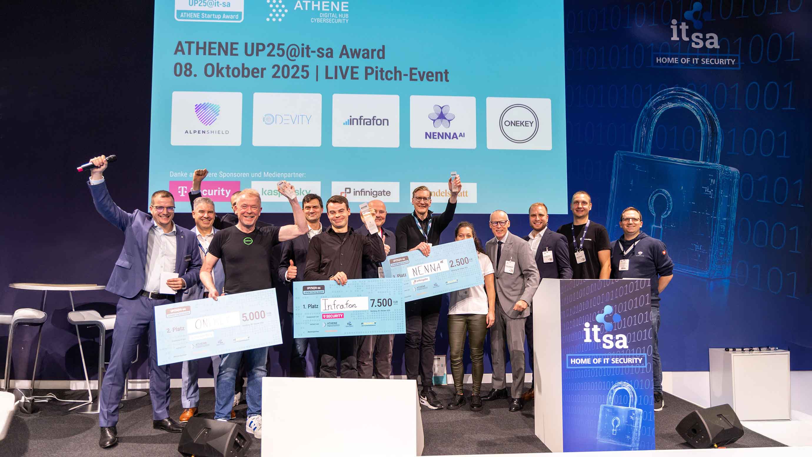 The winners of the ATHENE Startup Award stand on stage with trophies in their hands